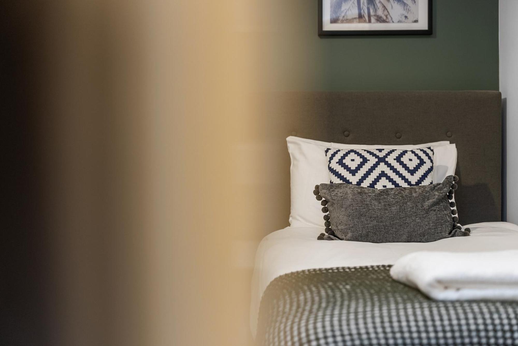 Glevum Lodge - 2 Bedroom Town Centre Apartment Cirencester Exteriör bild